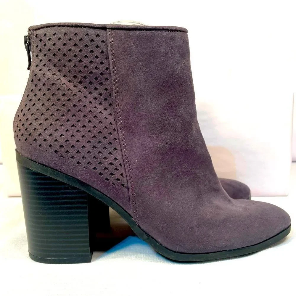 GRAY SUEDE BOOTIE BY AMERICAN EAGLE 3.5” STACKED HEEL BACK ZIPPER SIZE 9 EUC